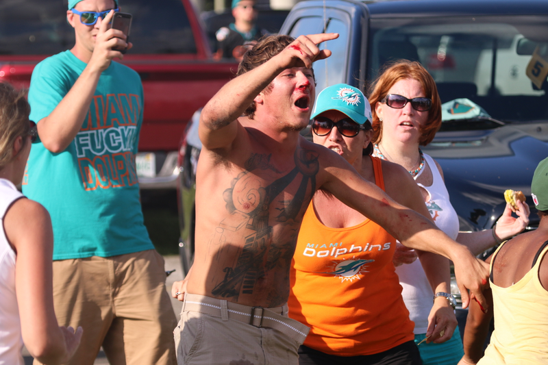 Illustration for article titled Photos: Dolphins, Packers Fans Brawl In Parking Lot